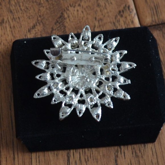 Silver Coloured Flower/Sun Brooch/Pin - Picture 4 of 6